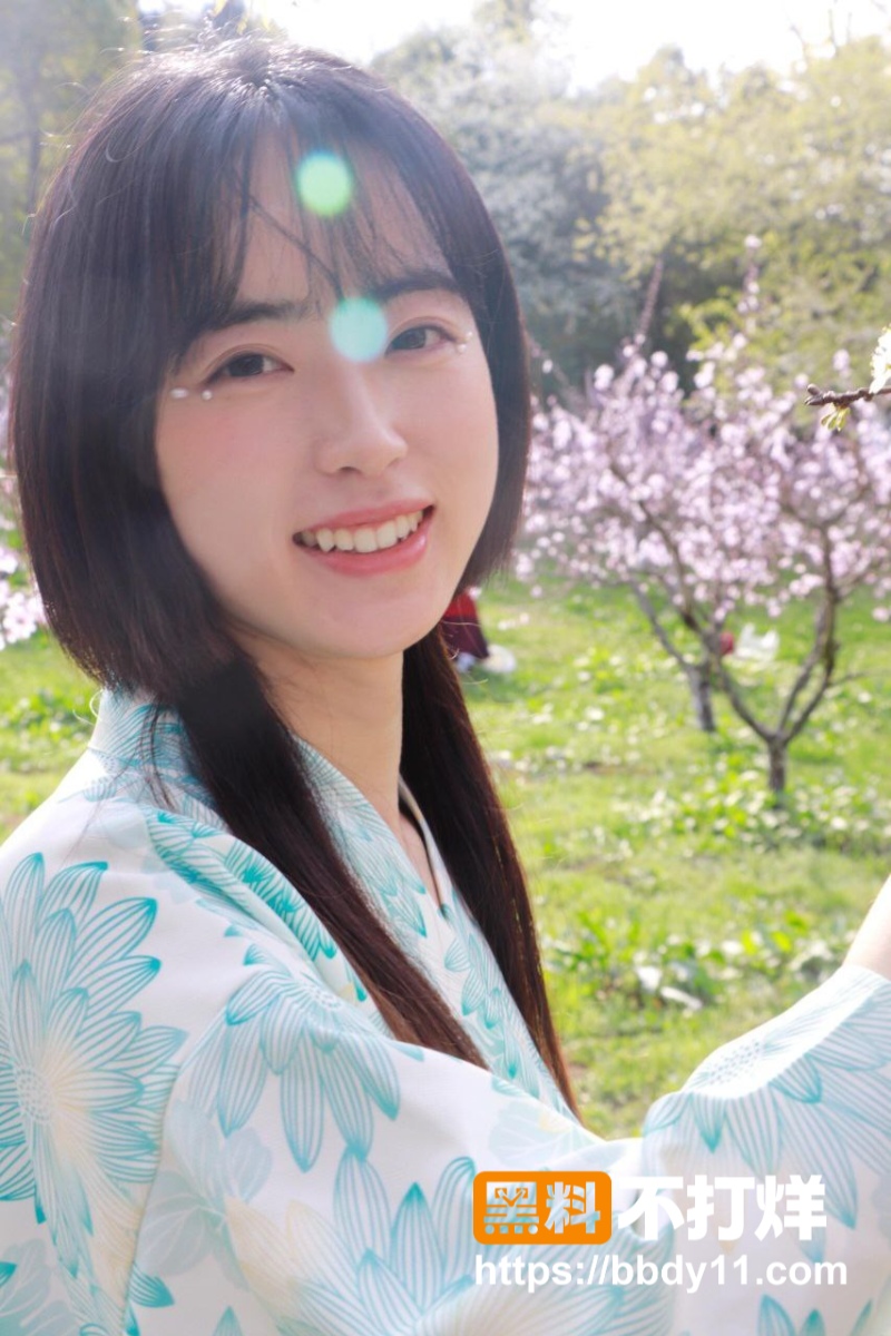 上海可爱女友 穿肚兜被操 满嘴都是骚话 奶子晃到眼花 情绪价值拉满