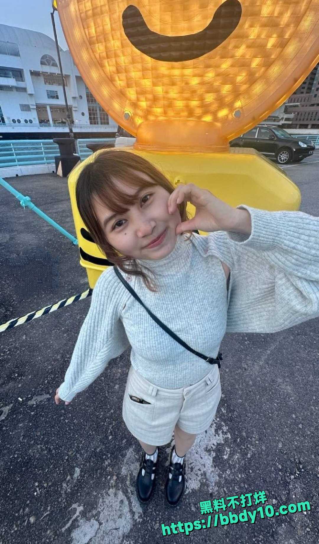 服装店收银员反差爆表 与男友自拍的露脸口交视频流出 没想到还是个白虎