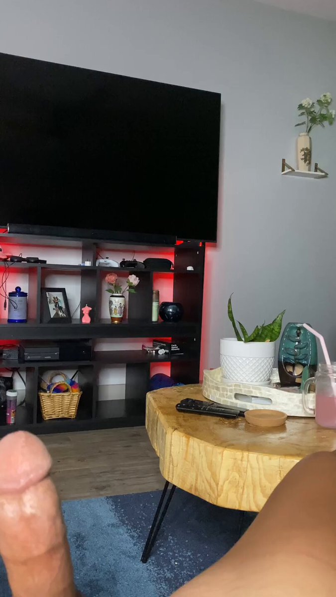 性感纹身辣妹蕾丝内衣诱惑，面对硕大肉棒展示傲人身材