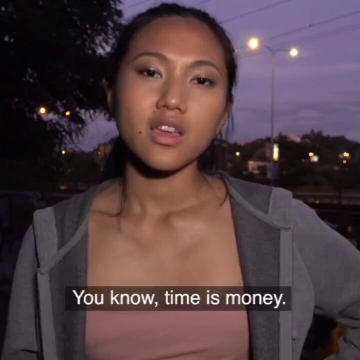 清纯亚裔妹子马路边大胆脱裤露出诱人美臀